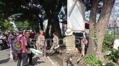 Bersama Bawaslu dan Dinas Terkait, Satpol PP Ponorogo Tertibkan Ratusan Alat Praga Kampanye Melanggar Aturan